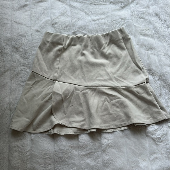 White TopShop mini white skirt
Size 2 - Picture 2 of 6